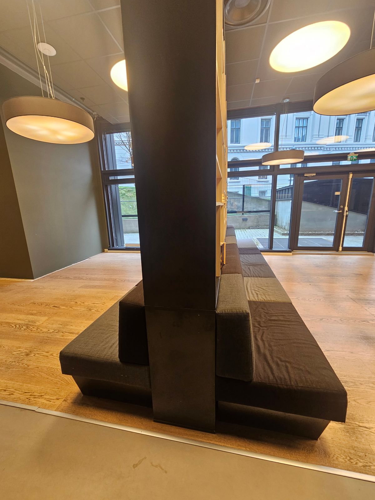 Plassbygget sofa og bokhyller gis bort