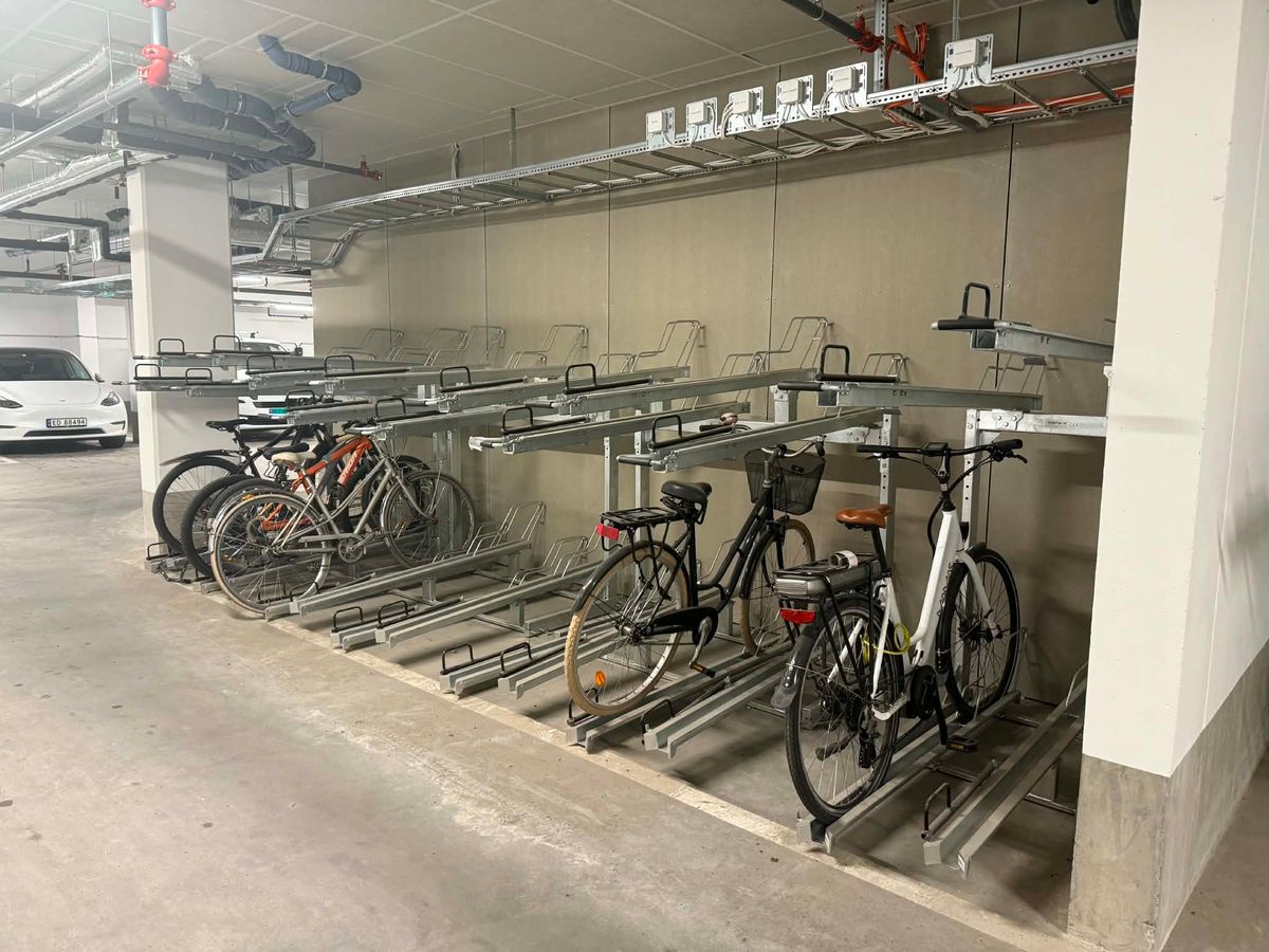 Sykkelstativ i 2 etasjer – 4 plasser – Heras/Garda – som ny