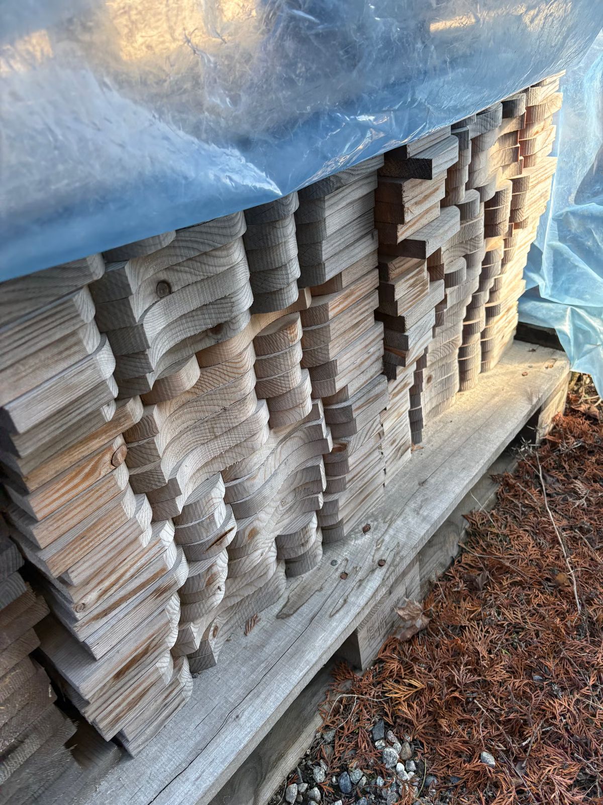 Innvendig panel og lister farge Sjøsand, utvendig panel ferdig grunnet, villmarkspanel lengde 5-6 meter, div. annet materiale